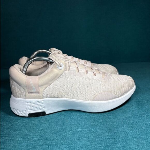 Size 11 - Women’s Nike Renew Serenity Run pink shoes - Picture 3 of 9